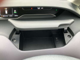 ダッシュボードに収納スペースがございますので、運転席から離れることなく、小物を出し入れすることができます。