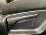 運転席にはドライバーの体型や好みに応じて前後方向だけでなく、高さの調整ができるシートリフターを装備!