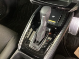 シンプルでとても使いやすいフロアシフトに、パーキングブレーキは電子制御パーキングブレーキです。