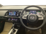 運転席周辺のスマートなレイアウトが、操作のしやすさを実現。快適なドライブをサポートします。手元で操作ができる、電子制御パーキングブレーキ。