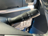 鋭く前方を照らす、LEDヘッドライト。遠くまで視界が開けることで、より安心したストレスのない走行を、提供してくれます。