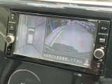 上から見下ろしているような視点で周囲が確認できるアラウンドビューモニターです。上から見下らしているような映像によって縦列駐車もラクラク、駐車が苦手な人の強い味方です!
