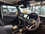 ステアリングを握ればJeepワールドが目の前に広がります。