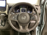 ハンドルにHondaセンシング系のクルーズコントロールやレーンキープアシストなどのスイッチと、オーディオの操作スイッチが装備されています。ハンドルから手を離さず安全に操作できます。