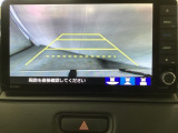 バックでの車庫入れも安心です! リアカメラが付いているバックモニター付のナビを装備しております。操作線もついており距離感も画面から確認できます。