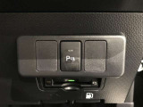 障害物に近づくと、警告音(ピーピー音)やディスプレイ表示で運転者に知らせ、安全な駐車をサポートします。