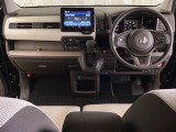 車内は光触媒抗菌消臭施工済です。インパネ周りはスタイリッシュなデザインで機能や装備も充実しています。グローブボックスやカップホルダーのほかにトレーなどたくさんの収納スペースが付いています。