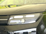 【LEDヘッドライト】悪天候や夜間走行時も良好な視界を確保し安心して運転できる高輝度LEDヘッドライトを装備!点灯速度が早く、消費電力も抑えられています。