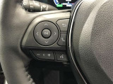 ステアリングスイッチ付きで、運転中に視線を前に向けたまま操作できます。