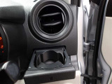 運転席のカップホルダーはエアコンの吹き出し口にありますので冷やしたり温めたりすることが出来ます☆