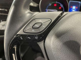 【ステアリングスイッチ】運転中に視線を前に向けたまま操作できます。