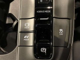 【電動パーキング】ボタンひとつでパーキングON。女性の方や運転に慣れていない方にも安心.【ブレーキホールド】信号待ちや渋滞時にブレーキを踏み続けなくてOK。