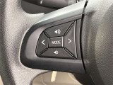 運転中、オーディオの操作をしてて、ハッとしたことはありませんか?ステアリングスイッチは、運転中でもハンドルでオーディオの操作が可能です。安全なドライブをサポートします。