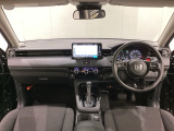 車内は光触媒抗菌消臭施工済です。インパネ周りはスタイリッシュなデザインで機能や装備も充実しています。グローブボックスやカップホルダーのほかにトレーなどたくさんの収納スペースが付いています。