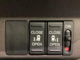 リアドアは乗り降りに便利な両側電動スライドドアです。また運転席に座っていながらスイッチ操作で自在にスライドドアを開け閉めできます。