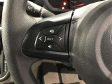 ステアリングスイッチ付きで、運転中に視線を前に向けたまま操作できます。