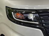 【LEDヘッドライト】悪天候や夜間走行時も良好な視界を確保し安心して運転できる高輝度LEDヘッドライトを装備!点灯速度が早く、消費電力も抑えられています。