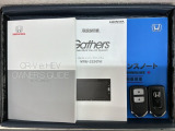 スマートキーは鍵をバッグに入れたままでもドアロックの開閉やエンジンのON・OFFができます。夜間や雨の日も鍵を探さなくて良いので便利です。