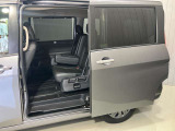 【両側オートスライドドア】子供を乗せたりするのにも隣の車を気にせずストレスフリー★雨の日などはリモコンキーからドアの開閉ができてとても便利な両側オートスライドドア★