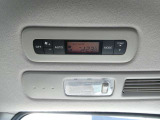 使い易いフルオートエアコンです。後部座席も温度制御できるダブルエアコン!!