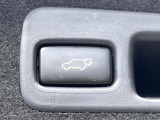 【パワーバックドア】スマートキーや運転席のボタンを押すだけでリアゲートが自動で開閉します!荷物を持っている時や、高い位置にあるバックドアを閉める際に便利な機能です♪