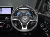 ステアリングハンドルです。オーディオコントロールスイッチが付いて運転中でも手元でオーディオの操作が出来て便利ですよ。