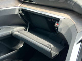 助手席前方のグローブボックス内にETC車載器も装備されております