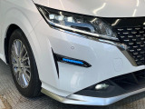 【LEDヘッドライト】悪天候や夜間走行時も良好な視界を確保し安心して運転できる高輝度LEDヘッドライトを装備!点灯速度が早く、消費電力も抑えられています。