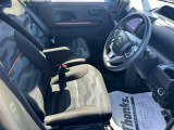 乗り心地の良いフロントシートです。足回りも広々としておりますので、長時間の運転も疲れづらいですよ。
