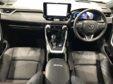 高いホールド性で運転姿勢が安定します。長距離ドライブでも疲れにくいのが魅力です。快適なドライビングライフをお送りください♪