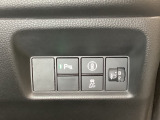 ハンドルの右側にはヘットライトリベライザーとHondaセンシング用のメインスイッチがついています。ヘッドライトリベライザーは道路状況や積荷の加重に応じてライトの高さを調節できます。