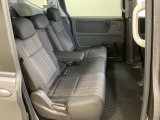 2列目シートは背もたれの角度調節ができるベンチシートになっております。長距離運転になってもゆったりとできるようにアームレストがついてます。