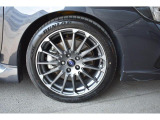 純正18インチアルミホイル/タイヤサイズは225/45R18です