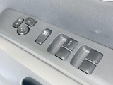【電動格納ミラー】サイドミラーは電動格納式となっており、狭い駐車場でもキズがつくリスクを抑えられます。