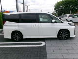 両側電動スライドドア、7人乗りのお車です。