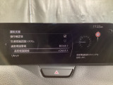 フォワードセンシングカメラで認識した交通標識をディスプレイに表示し、交通標識の見落とし防止を図り、安全運転を支援します。
