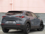 SUVであるCX-30のデザインコンセプトは「Sleek & Bold」。「Sleek(滑らかさ)」と「Bold(大胆さ)」をミックスさせ、クーペのような伸びやかな美しさとSUVらしい力強さの融合を目指しています。