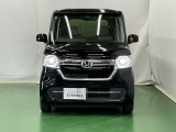 LEDヘッドライトを装備しています。LEDヘッドライトはとても明るく、雨の日や夜間走行も安全・安心です。オートライトコントロール付きで周囲の明るさに応じて自動で点灯・消灯します