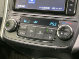 【オートエアコン】一度お好みの温度に設定すれば、車内の温度を検知し風量や温度を自動で調整。暑い&hellip;寒い&hellip;と何度もスイッチ操作をする必要はありません。快適な車内空間には必須の機能ですね♪