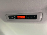 【リアオートエアコン】広い後部座席には必須の機能!風量や温度を自動で調整し前席と同様な車内環境にしてくれるリアオートエアコンを装備。夏の暑さも冬の寒さもストレスなく快適にお過ごしいただけます♪