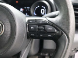 レーダークルーズコントロール使用時に、同一車線内中央を走行できるよう操舵を支援するレーントレーシングアシスト[LTA]が装着されています。