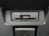 料金決済だけでなく、道路情報と連動してさまざまなサービスが受けられる、次世代型ETC2.0搭載。場所を取らないビルトインタイプです。