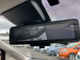 スマートルームミラー◆積載物などで、さえぎられがちなルームミラーの後方視界。車内状況に関わらず車両後方にあるカメラの映像をルームミラーに映し出します!もちろん夜や悪天降雨でもクリアな後方視界を確保!