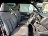 フロントシートのお写真です。 広い足元と、ゆったり座れるシートは長時間の運転でも疲れにくくなっております♪