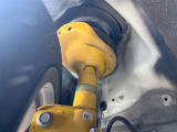 【ビルシュタイン製ダンパー】高速走行時の車両安定性を向上させてくれる人気の装備。街乗りの乗り心地も犠牲にせず、スポーティな走行をお楽しみいただけます♪