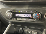 【オートエアコン】一度お好みの温度に設定すれば、車内の温度を検知し風量や温度を自動で調整。暑い&hellip;寒い&hellip;と何度もスイッチ操作をする必要はありません。快適な車内空間には必須の機能ですね♪