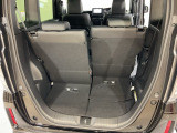 後席のシートをスライドさせると、広い荷室空間が生まれます。