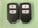 スマートキーを装備しています。鍵を差し込むことなくドアロックの開け閉めと、スタートボタン操作でのエンジンスタートができます。スペアキーも同じものを用意しております。
