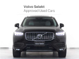 北欧らしさあふれる知的な美を形にしたラグジュアリーSUV、XC90。大胆でありながらもエレガントなスタイリングは、見る人の目に磨き上げられた強さを深く印象づけます。