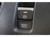 電子制御パーキングブレーキ。ブレーキホールドをONにすれば、ブレーキペダルから足を離しても、停車状態が続きます。アクセルを踏めばブレーキが自動で解除され、発進が可能。信号待ちの間などに便利な機能です